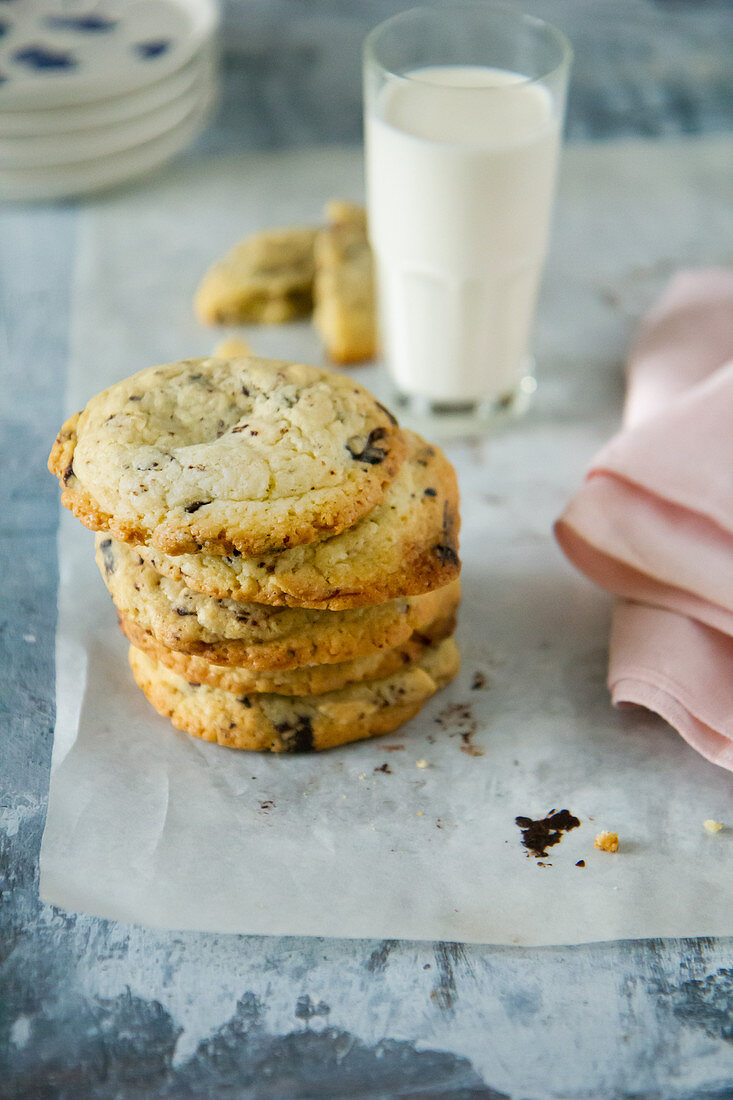 Black and white chips cookies