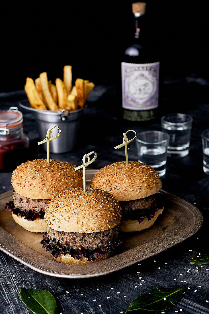 Hamburguer with fries and liquor