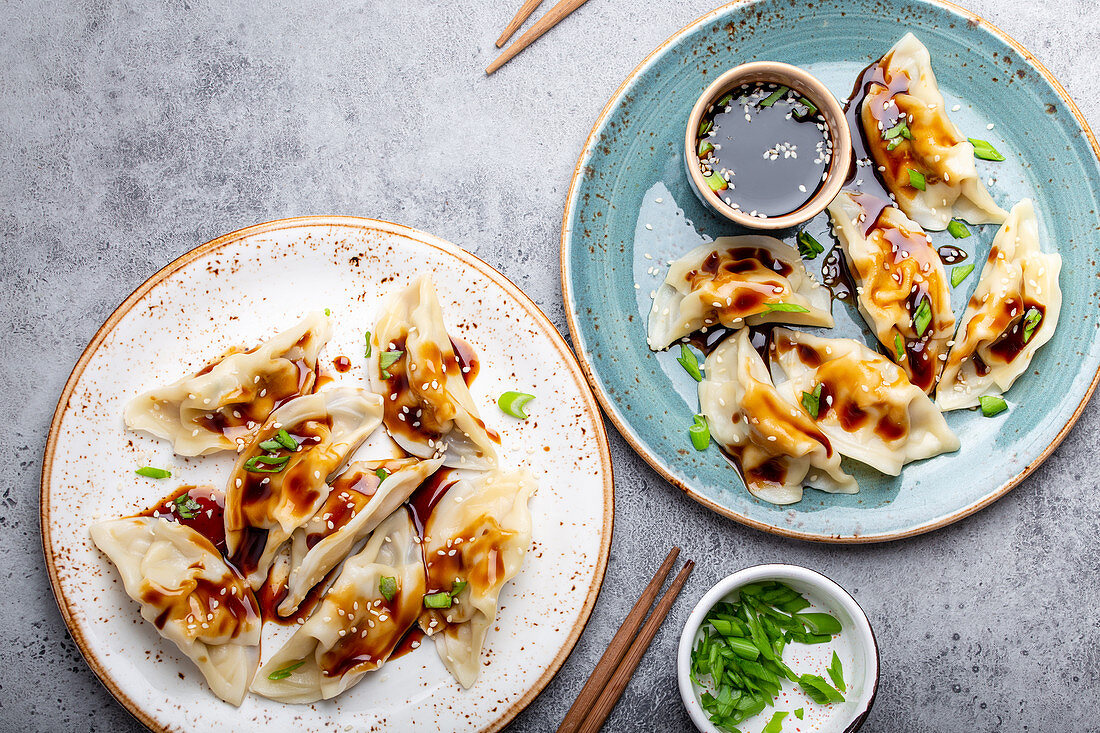 Traditionelle Dumplings im Bambusdämpfer mit Essstäbchen (China)