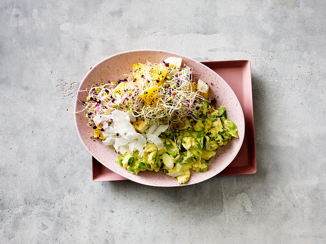 Kokos-Rührei mit Sprossensalat