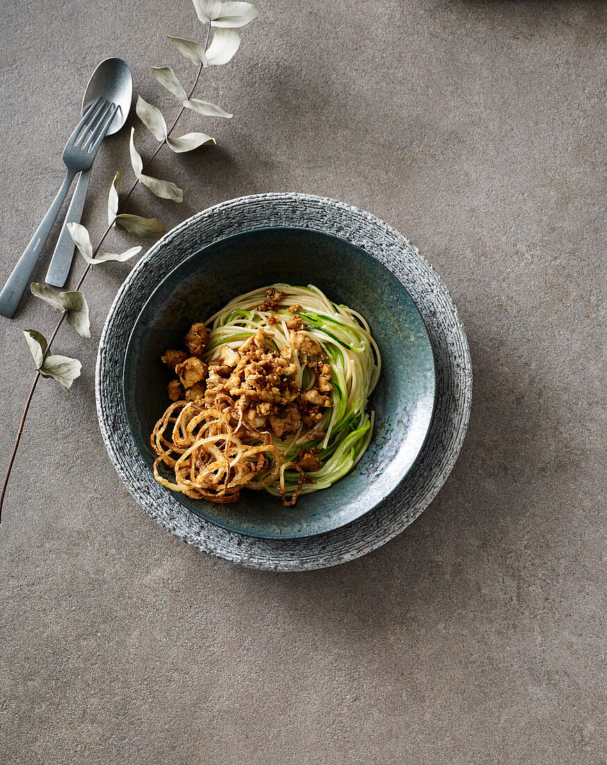 Spaghetti-Zoodles mit Tofu und Röstzwiebeln