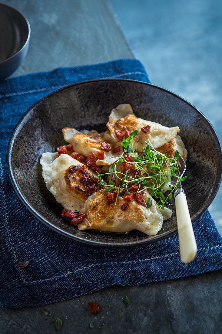 Gebratene Käseravioli mit Chorizo und Thymian