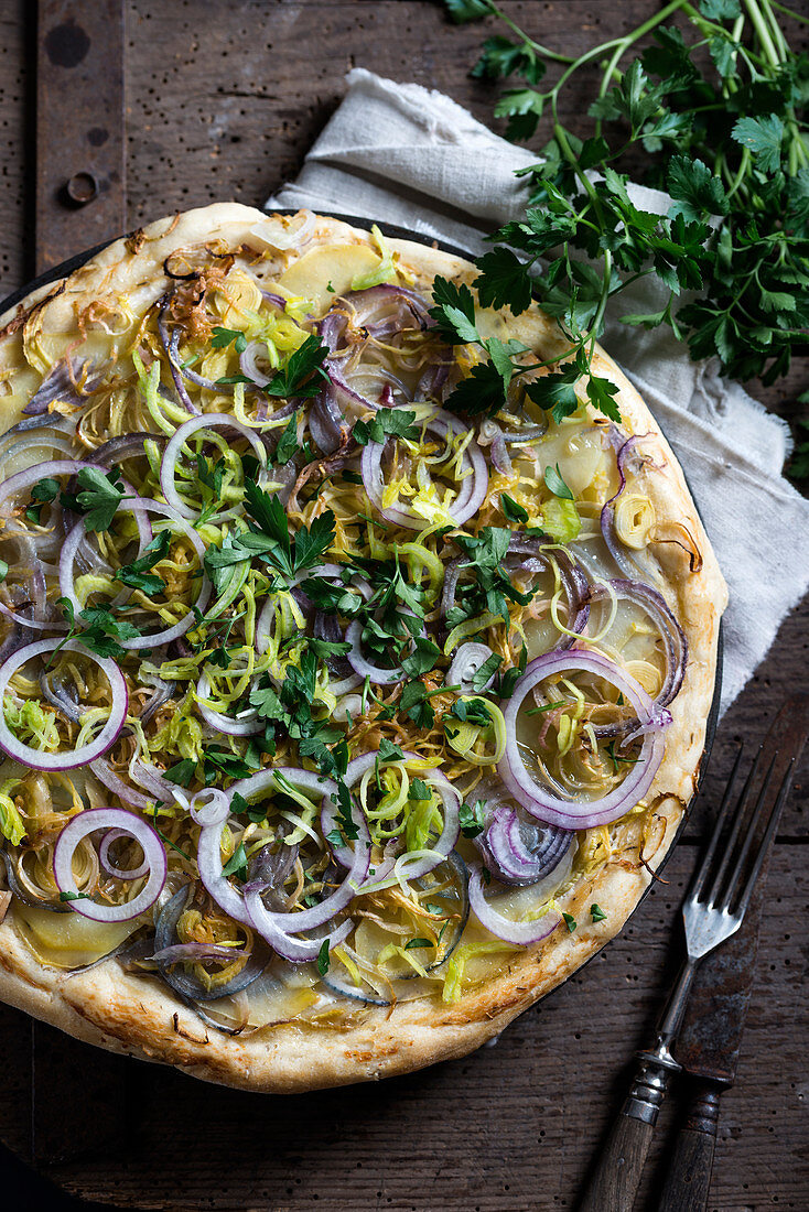 Vegane Kartoffel-Lauch-Pizza mit roten Zwiebeln