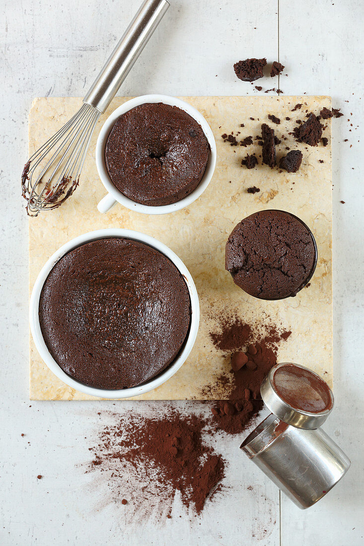 Schokoladensouffle mit Kakaopulver