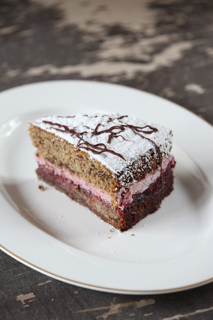 Stück Buchweizentorte mit Preiselbeeren