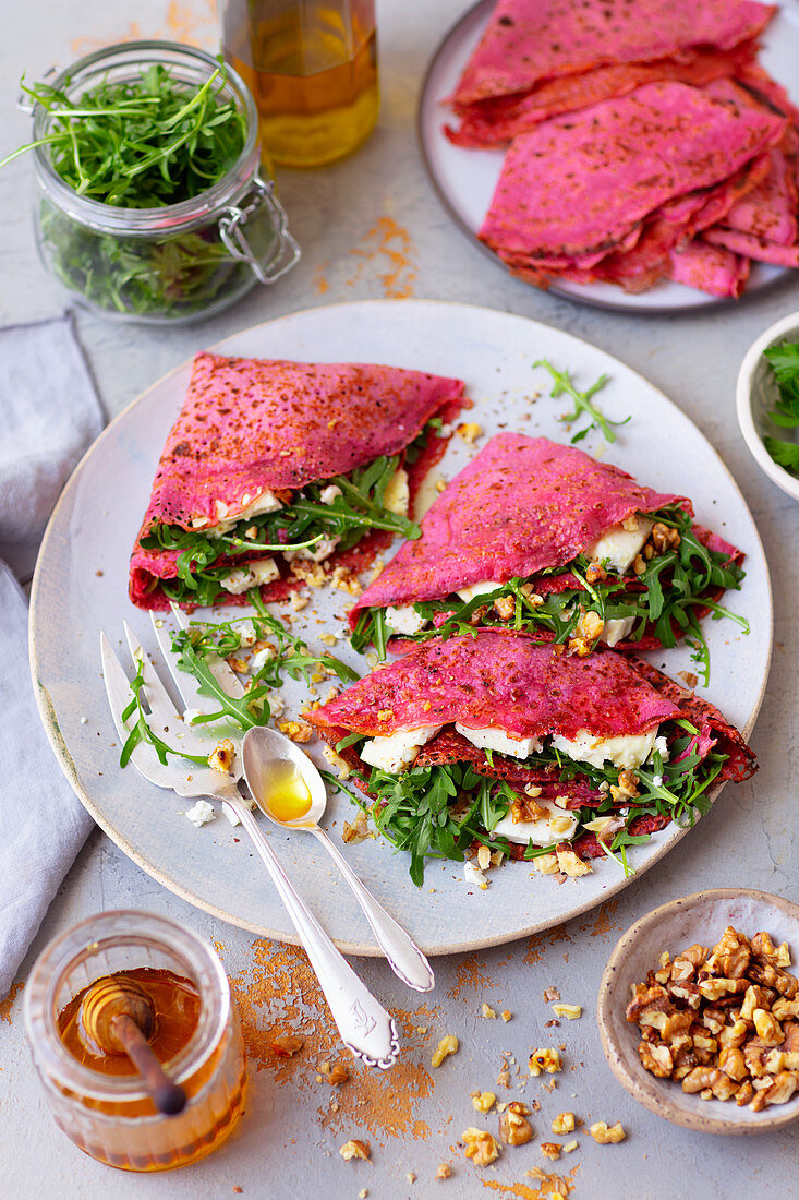 Crepes (with beetroot juice) with arugula nad feta