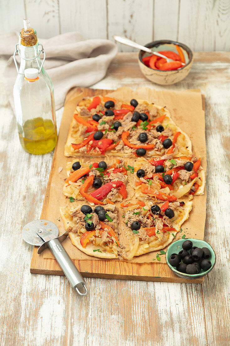 Flammenkuchen with braised onion, tuna and olives