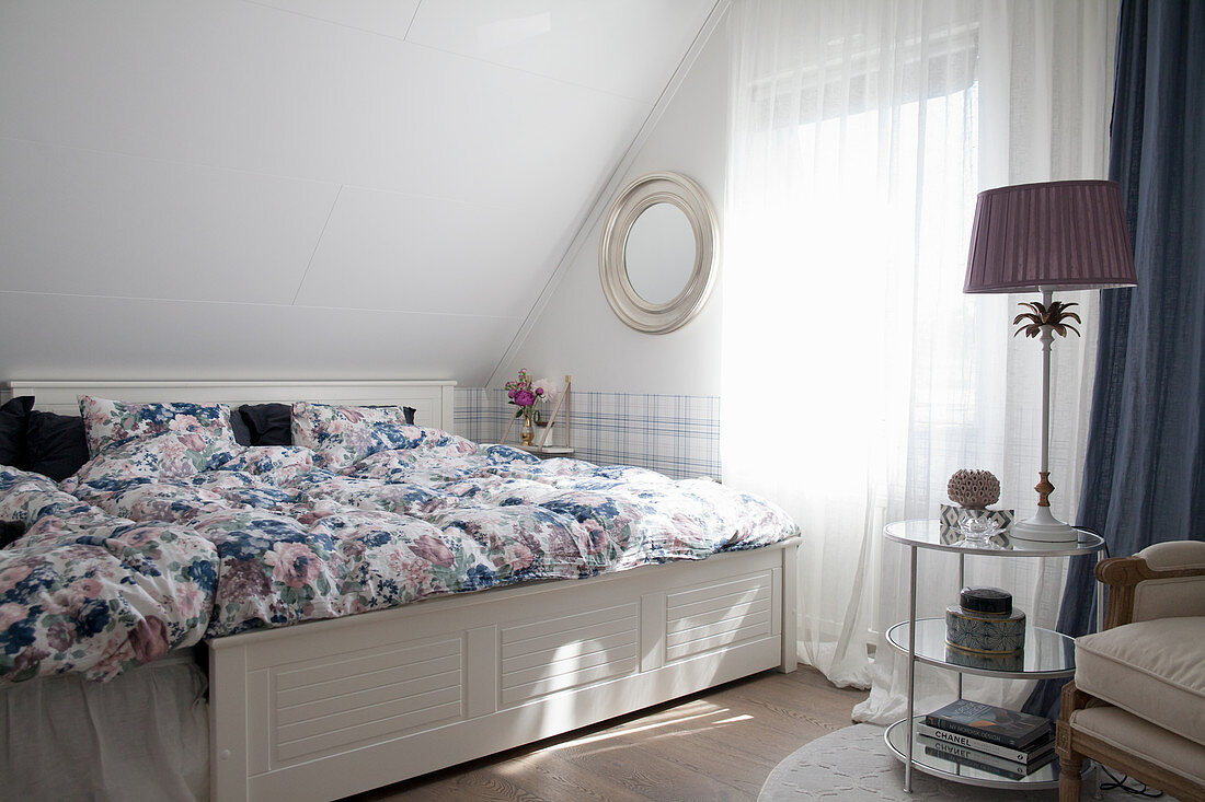 Elegantes Schlafzimmer in Blau-Weiß unter der Dachschräge