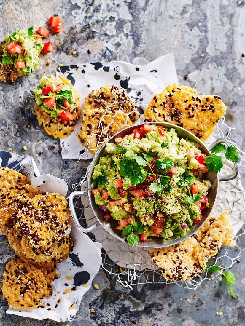 Guacamole mit Parmesan-Crisps