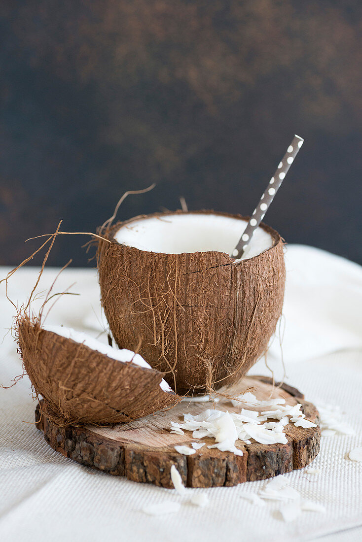 Kokosnuss, geöffnet, mit Strohhalm