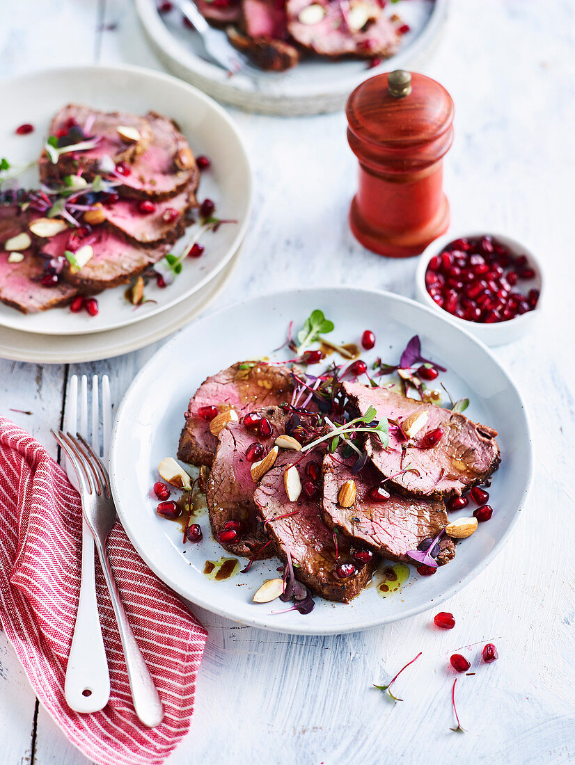 Harissa-Rinderfilet mit Mandeln und Granatapfel