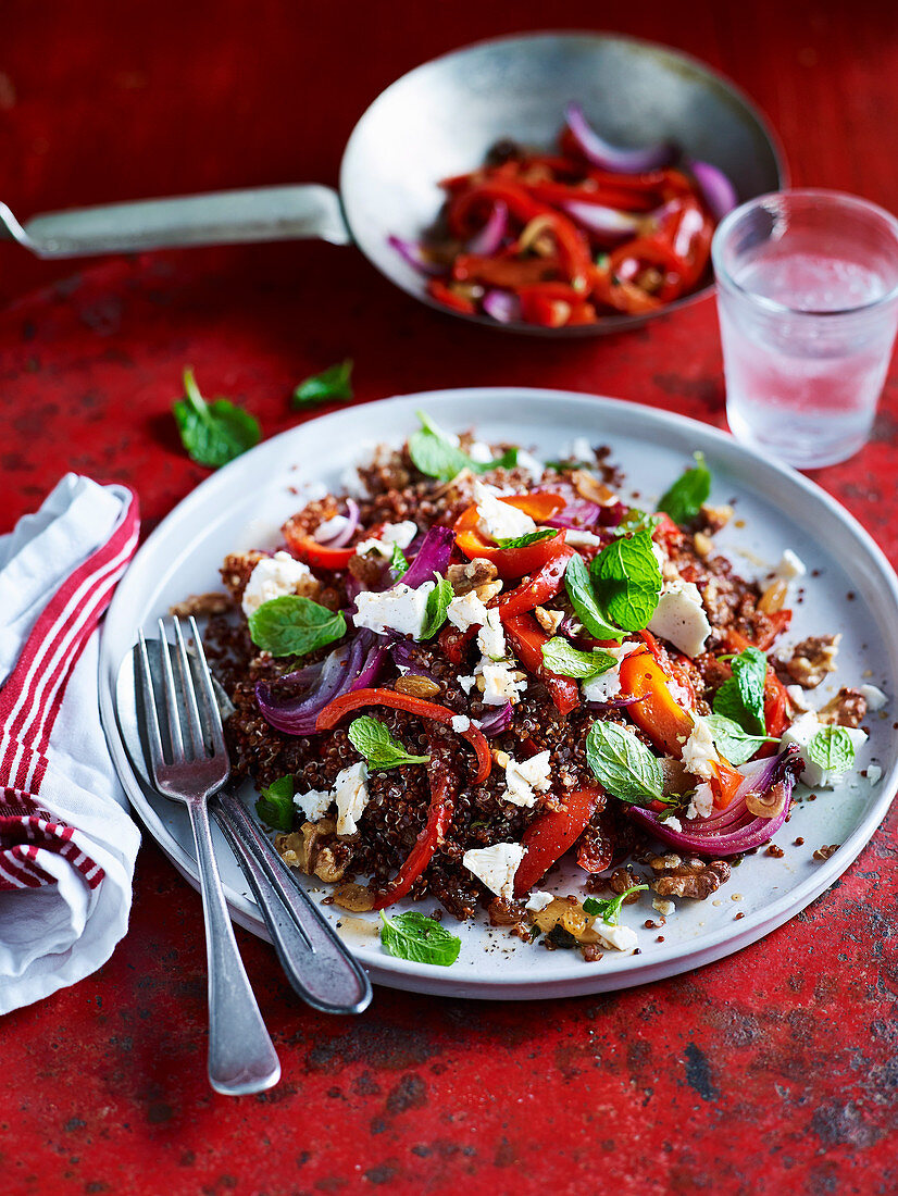 Roter Quinoasalat mit süsssaurem Paprika