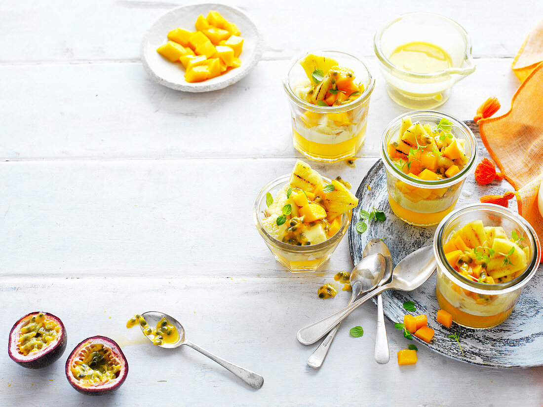 Sommerliche Trifle mit Ananas, Mango und Maracuja