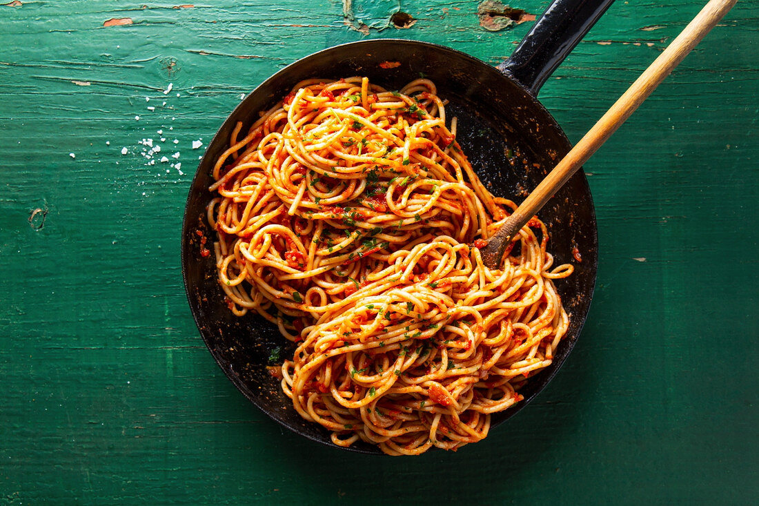 Klassische Spaghetti mit Tomatensoße und Gewürzen