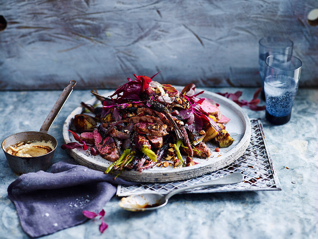 Lammsalat mit roten Möhren und gebratenen Auberginen