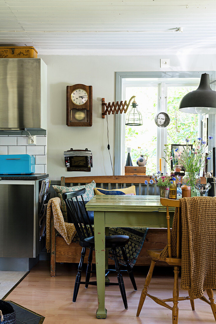 Grüner Tisch und Holzbank in der Wohnküche im Vintage-Stil