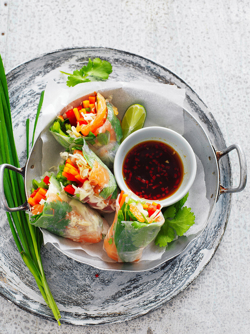 Reispapierröllchen gefüllt mit Lachs und Gemüse (Asien)
