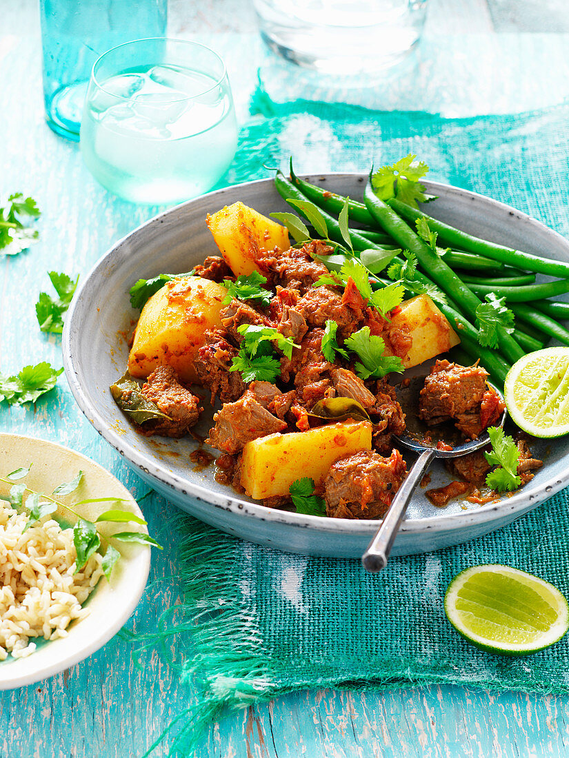 Trockenes Rindfleischcurry mit Tamarinde und Kartoffeln (Asien)