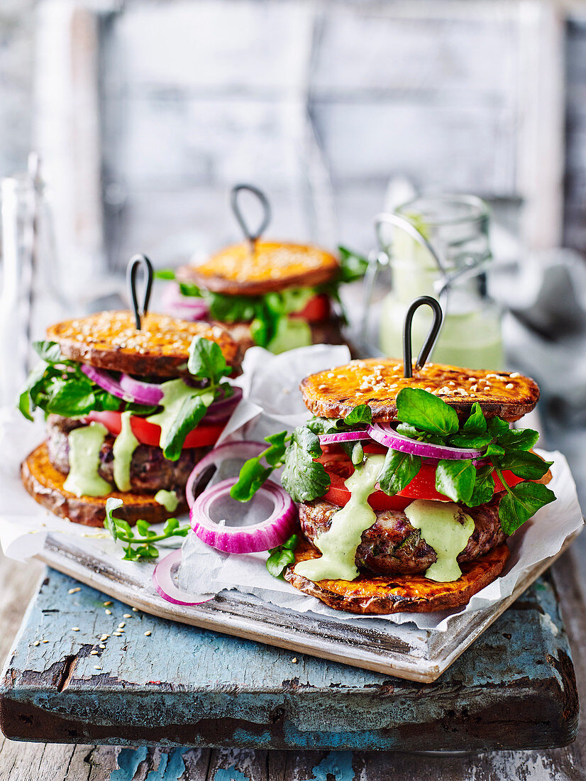 Süßkartoffel-Truthahnburger mit Tomate und Avocadosauce (Low Carb)