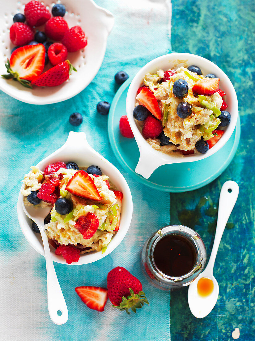 Frühstückstassen mit Haferflocken und frischen Beeren