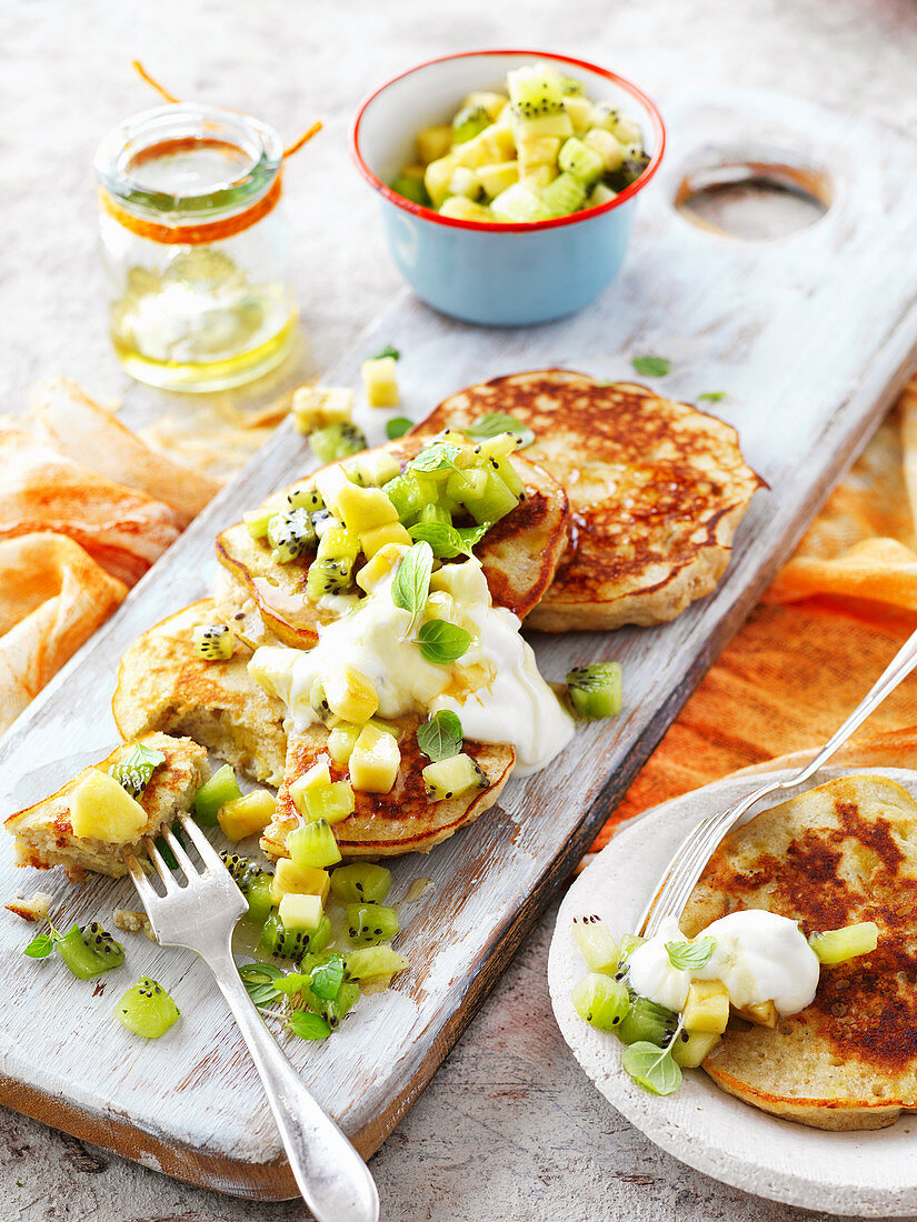 Ricotta-Pancakes mit Joghurt und Früchten