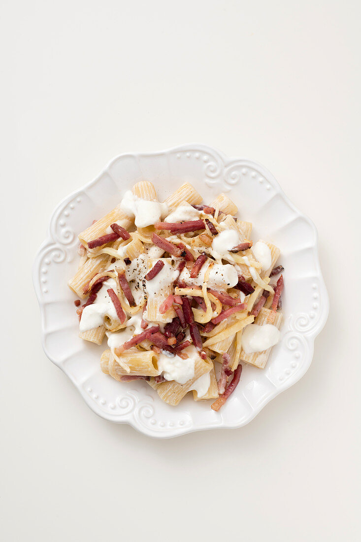 Rigatoni mit Speckstreifen, Knollensellerie und Ziegenfrischkäse