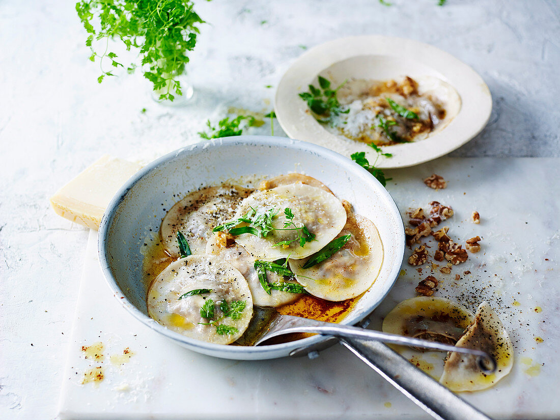 Ravioli mit Pilz-Ziegenkäse-Füllung in brauner Estragonbutter