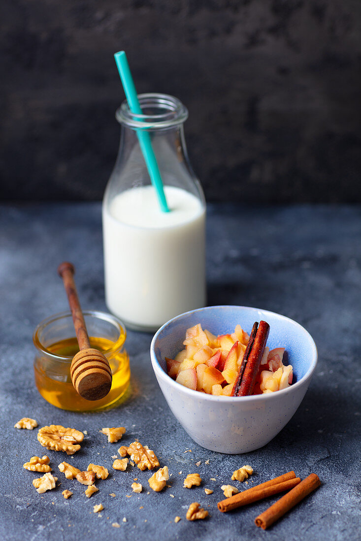 Milch, Honig und geschmorte Äpfel