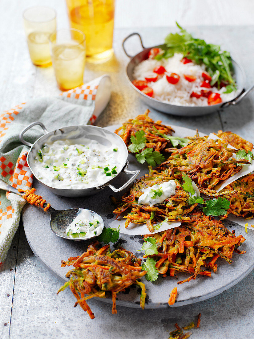 Gemüse-Pakora mit Reissalat