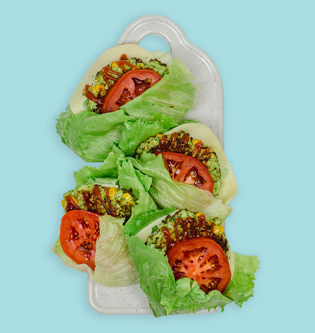 Broccolibratling als Burger im Salatblatt