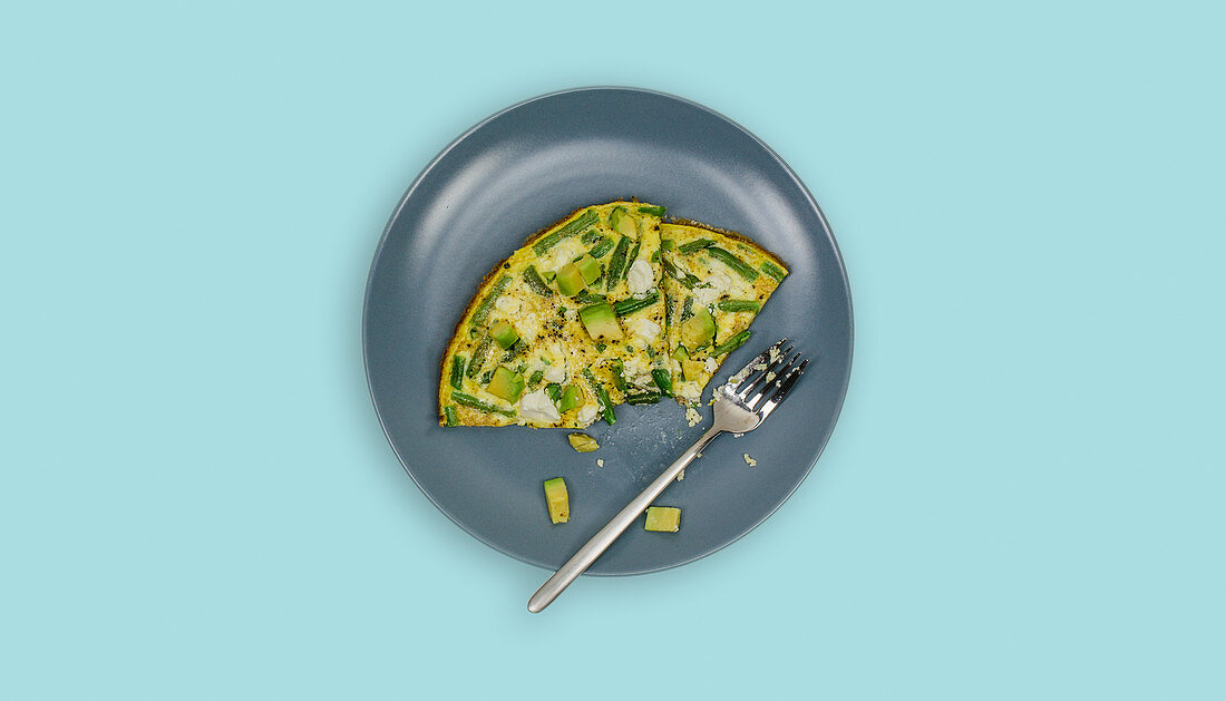 Omelett mit grünen Bohnen, Avocado und Feta