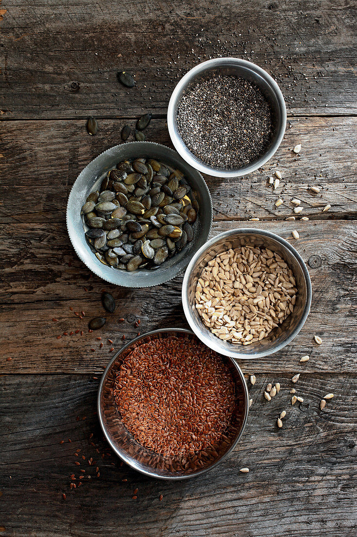 Chia, Leinsamen, Kürbiskerne und Sonnenblumenkerne