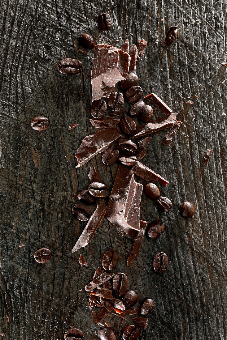 Schokolade und Kaffeebohnen auf Holzuntergrund