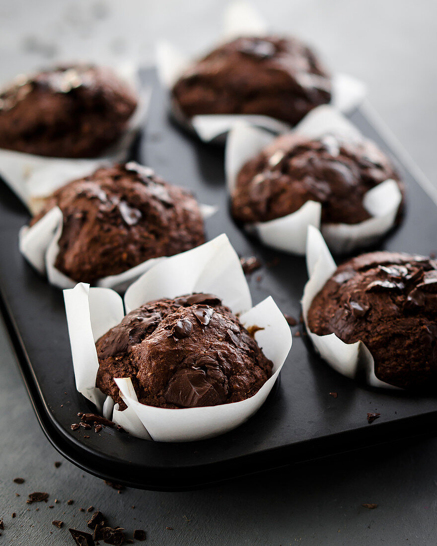 Schokoladenmuffins im Muffinblech