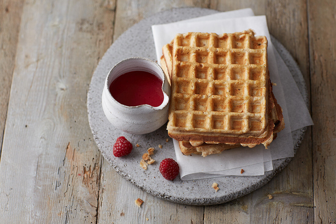 Buttermilchwaffeln mit Himbeersauce