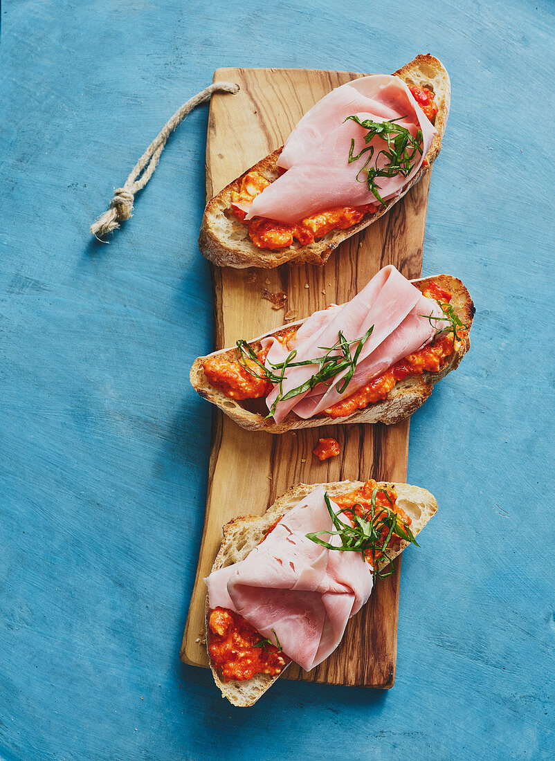 Bruschetta with peppers and ham