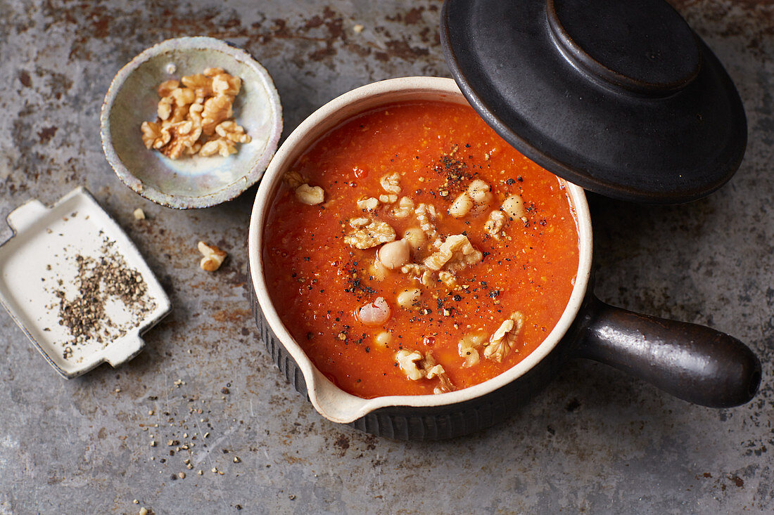 Kichererbsensuppe mit Walnüssen