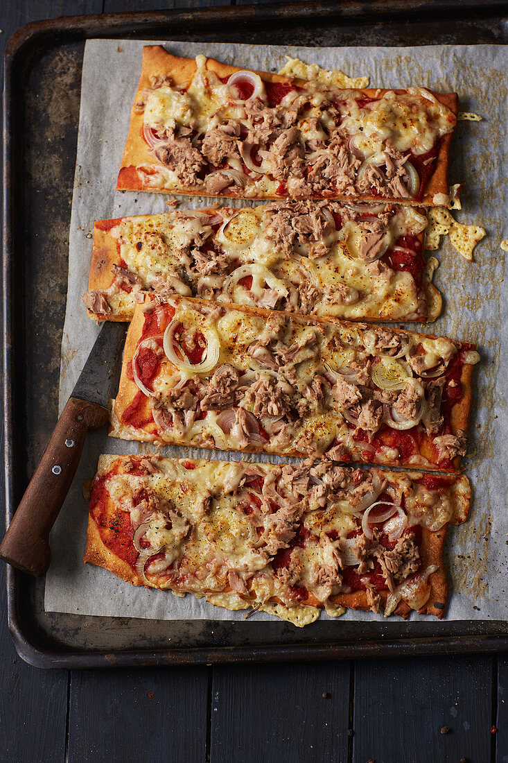 Pizza with tuna and onions