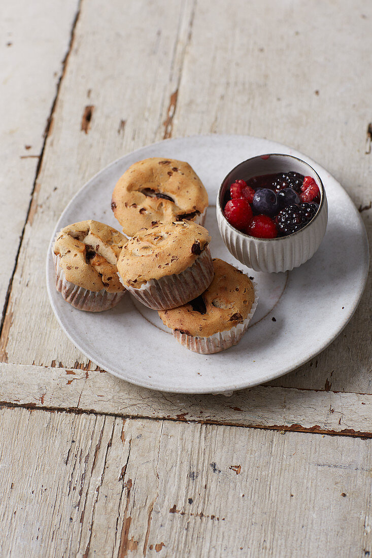 Quark and chocolate muffins with berries
