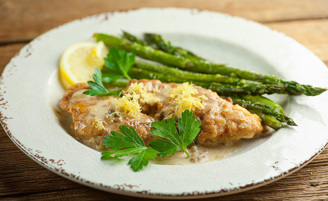 Lemon chicken with green asparagus