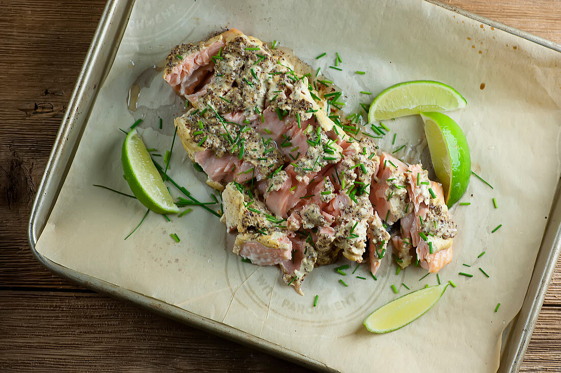 Gebratener Lachs mit Senf, Limetten und Schnittlauch