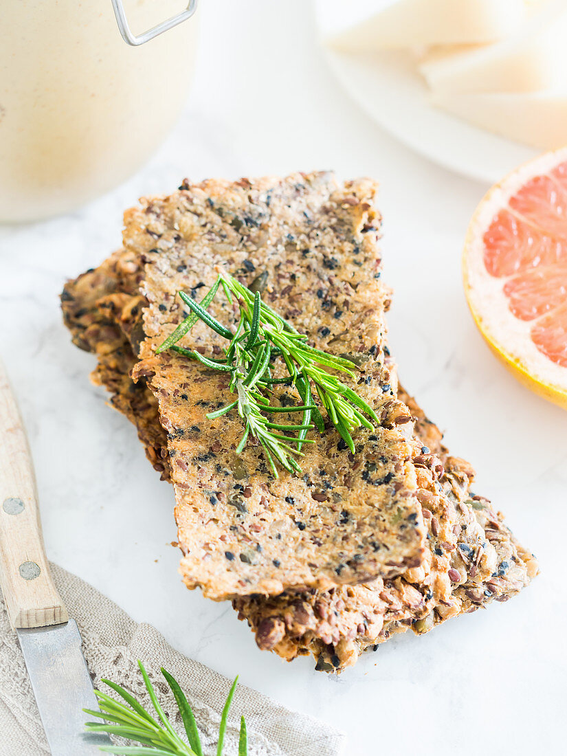 Glutenfreies Knäckebrot mit Rosmarin