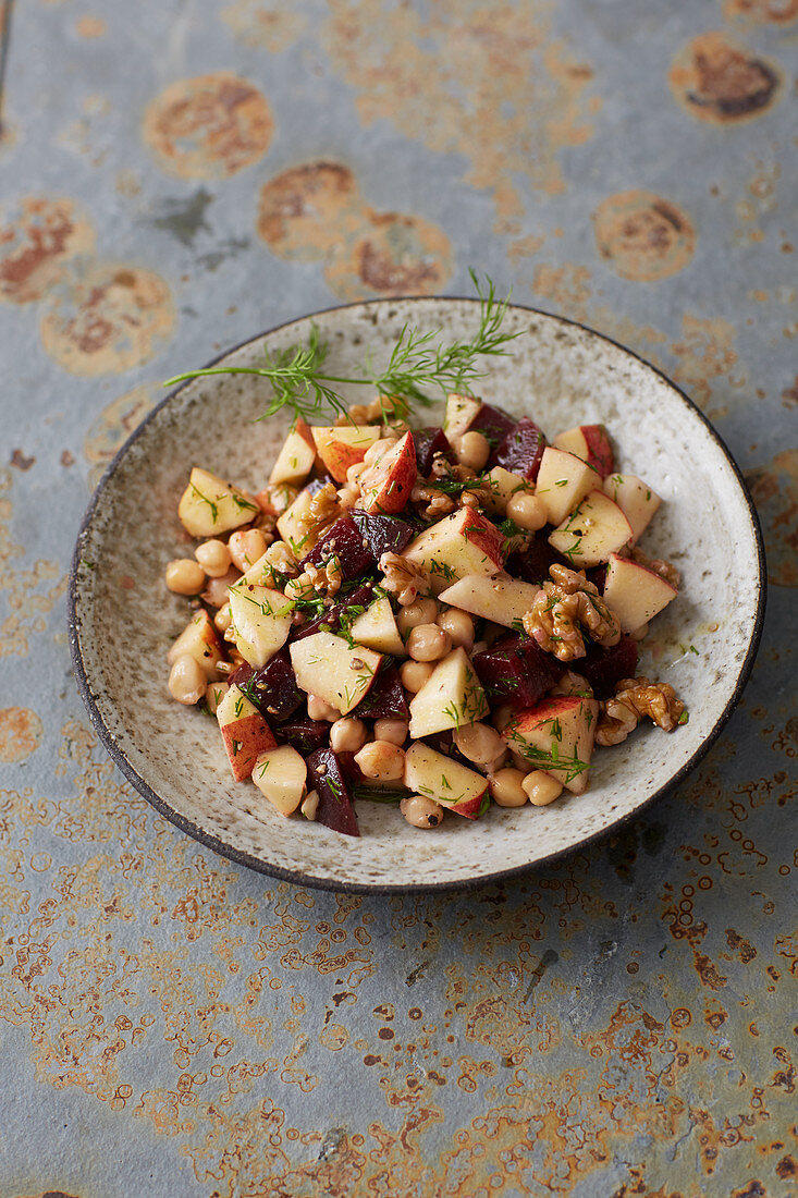 Beetroot and apple salad with chickpeas