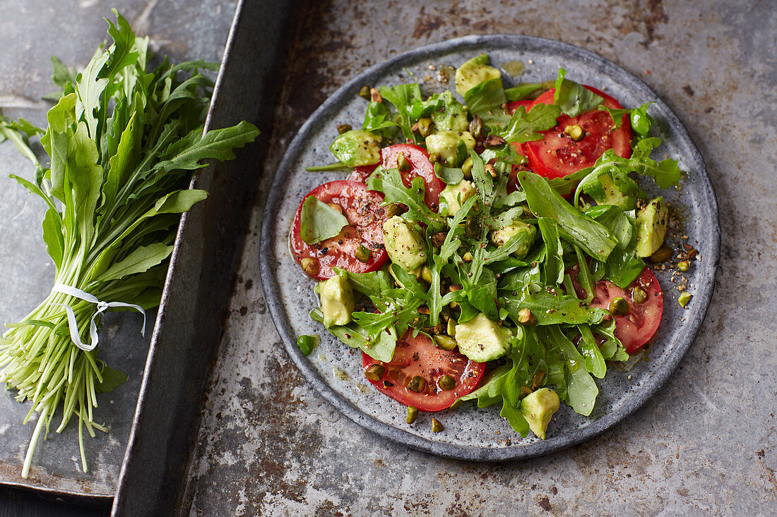 Avocado and tomato salad with rocket