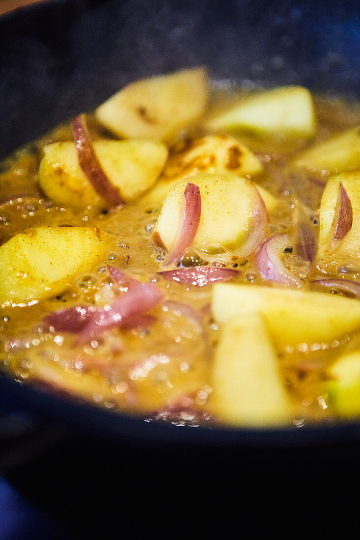 Schweinefilet in Currysauce und Pommes Macaire zubereiten