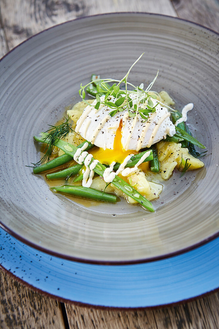 Kartoffelsalat mit Bohnen und pochiertem Ei