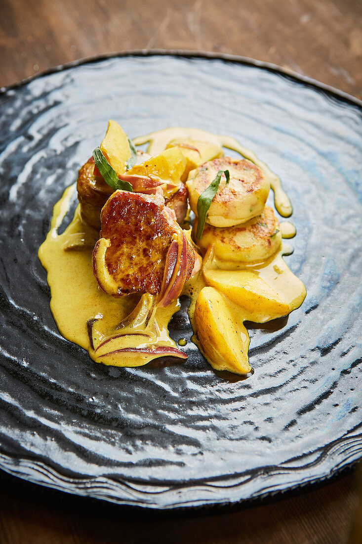 Schweinefilet in Currysauce und Pommes Macaire