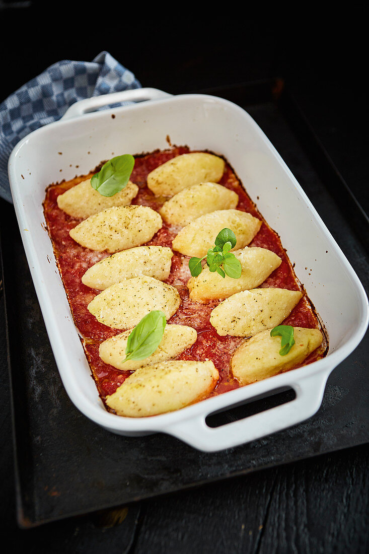 Gratinated semolina dumplings in tomato sauce