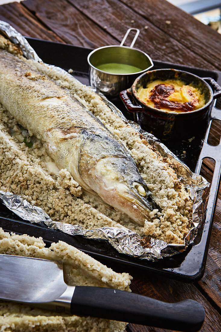 Zander in der Salzkruste mit grüner Sauce