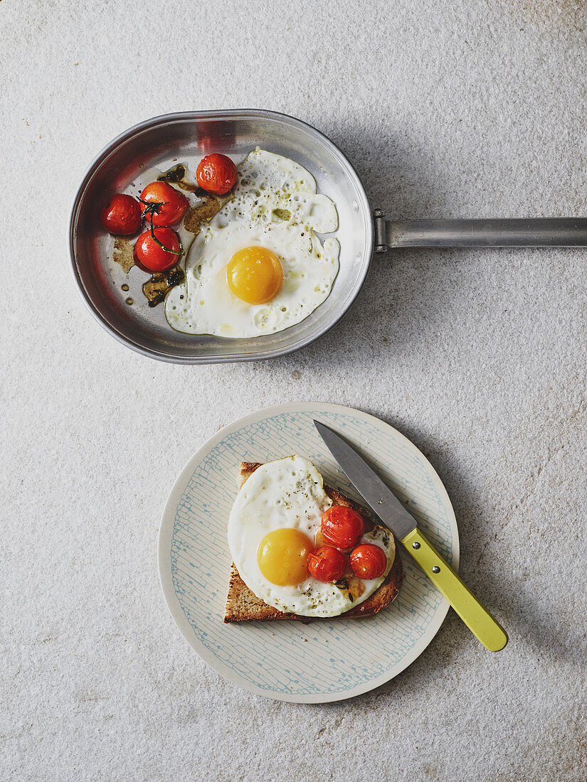 Fried eggs with caramelised tomatoes